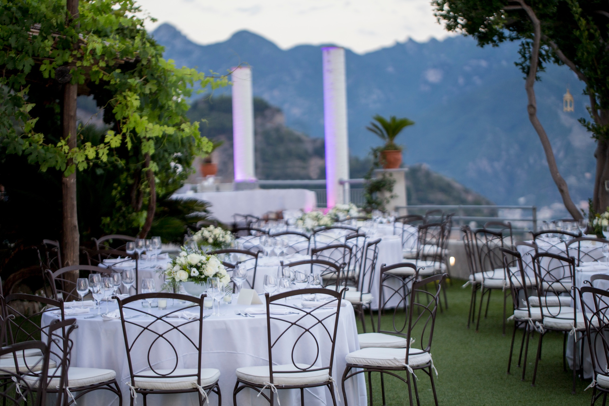 Amalfi wedding venue day table set in the gardens
